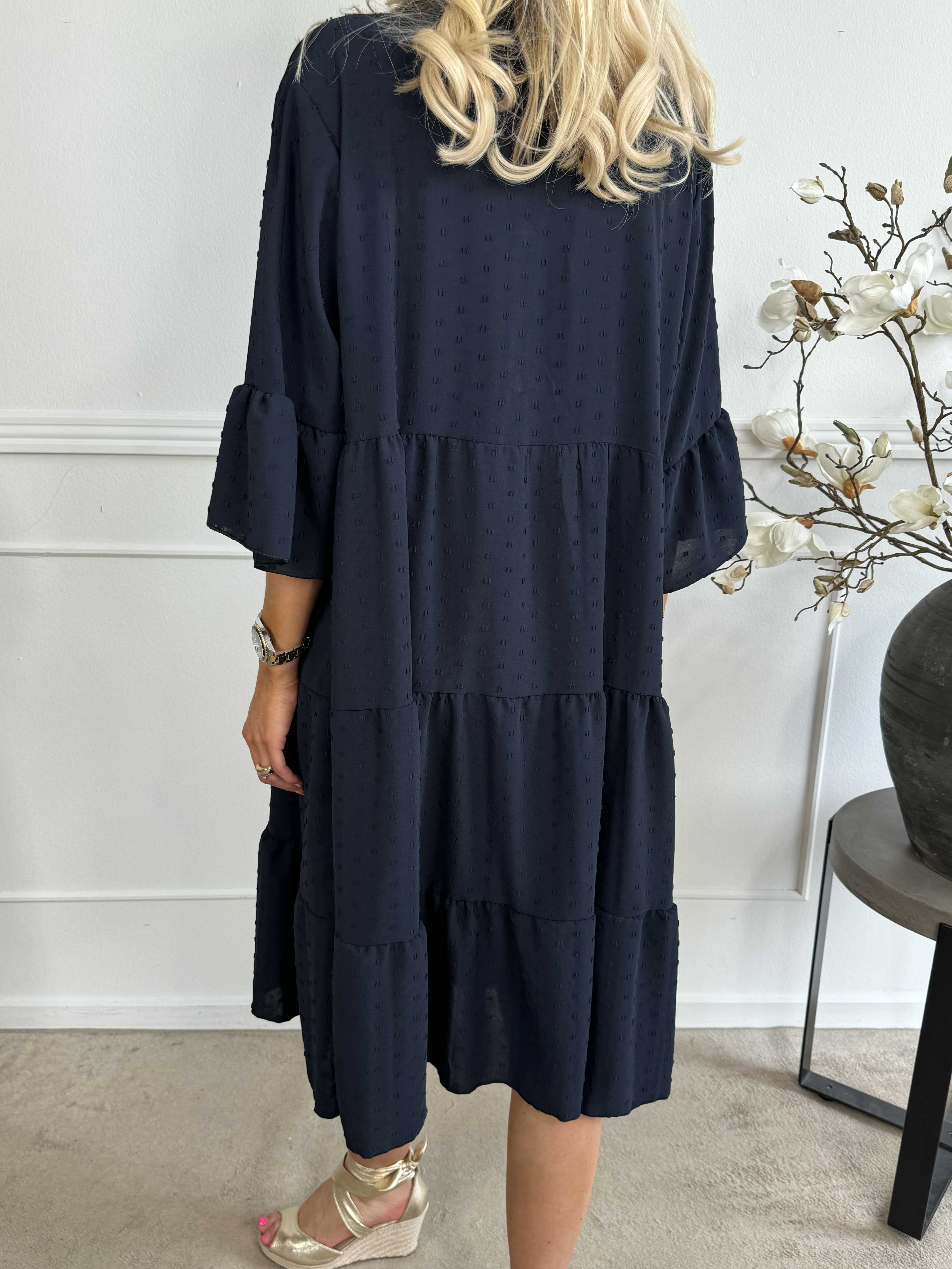 Amanda - Feminin plus size-klänning med söta ärmar